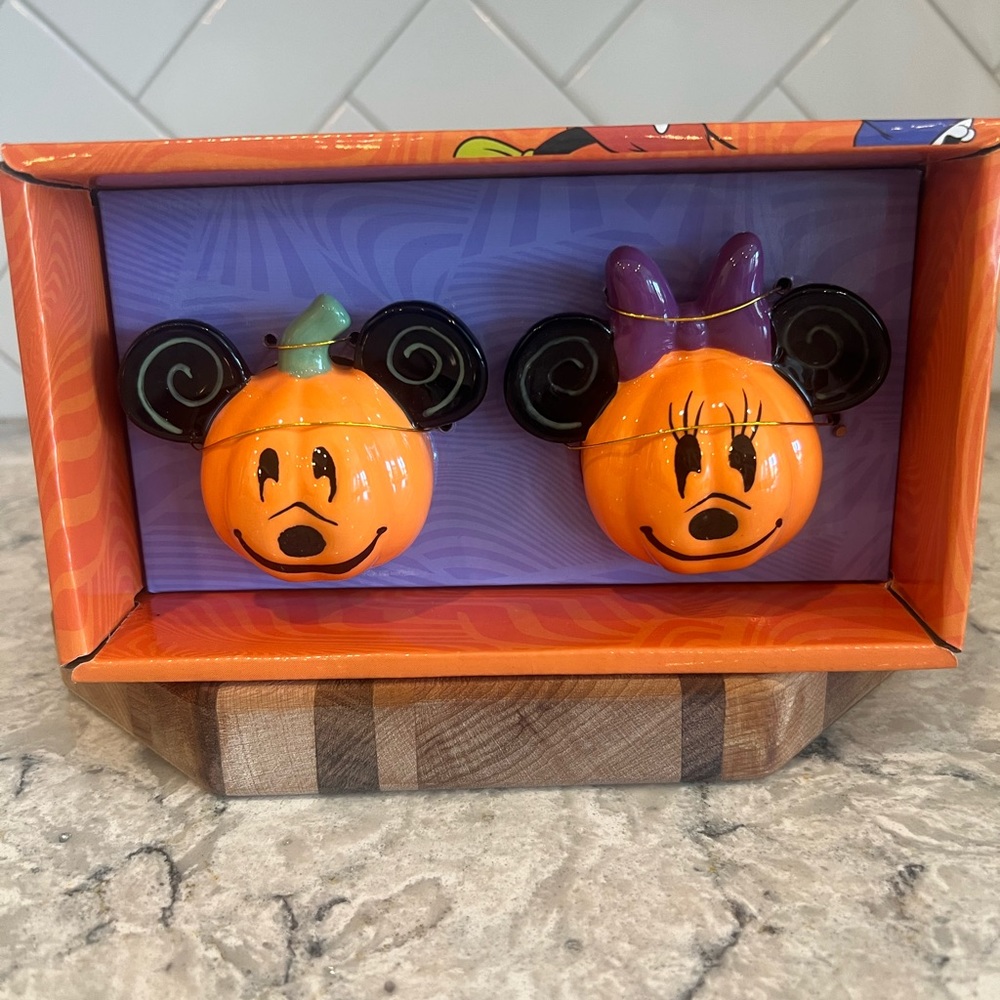 Disney Mickey & Minnie Mouse Ceramic Halloween Pumpkin Salt & Pepper Shakers New